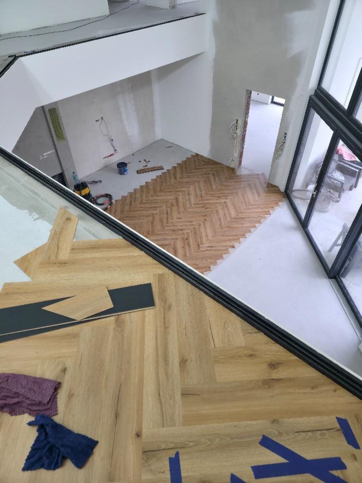 Montaż podłogi winylowej LVT w jodełkę